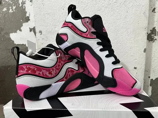 Off-White Air Zoom Type Rosa Floral Branco Preto Tênis Lifestyle 1