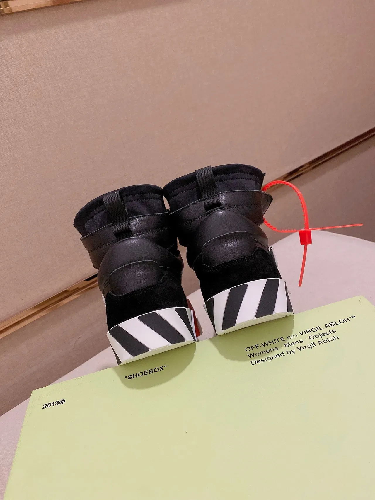 Off-White Arrow Tênis Lifestyle Preto e Branco de Cano Alto 3