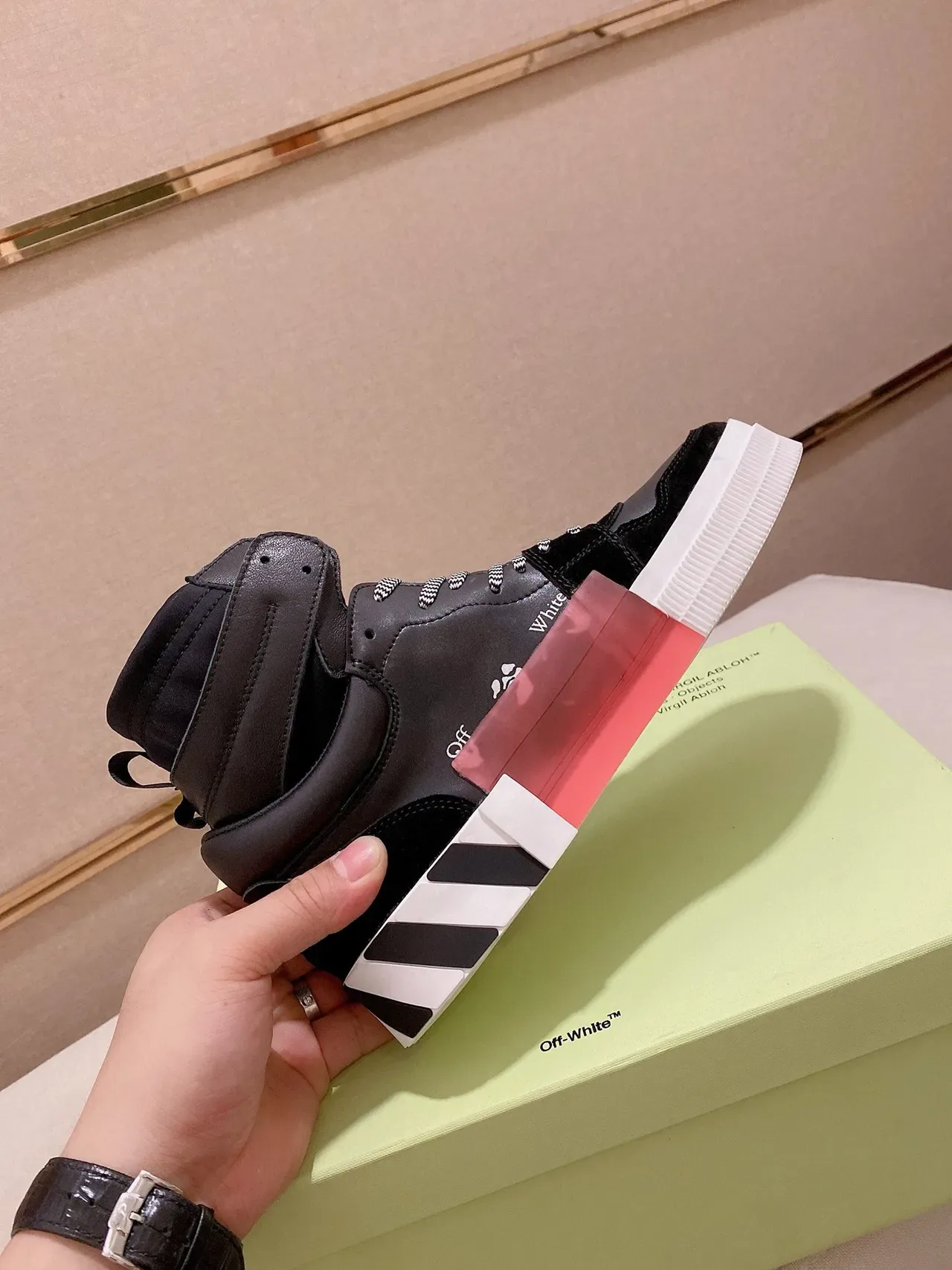 Off-White Arrow Tênis Lifestyle Preto e Branco de Cano Alto 4