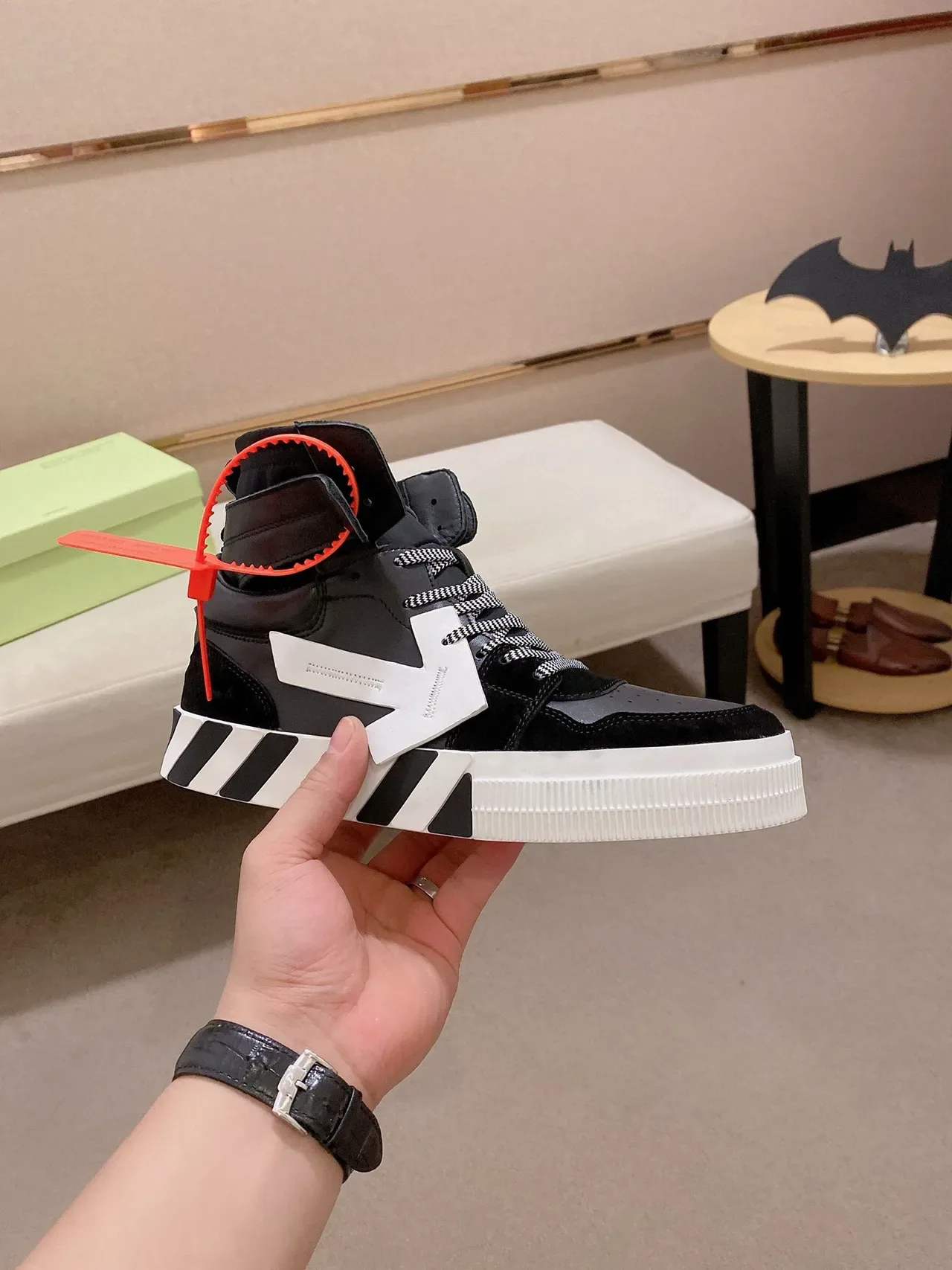 Off-White Arrow Tênis Lifestyle Preto e Branco de Cano Alto 5