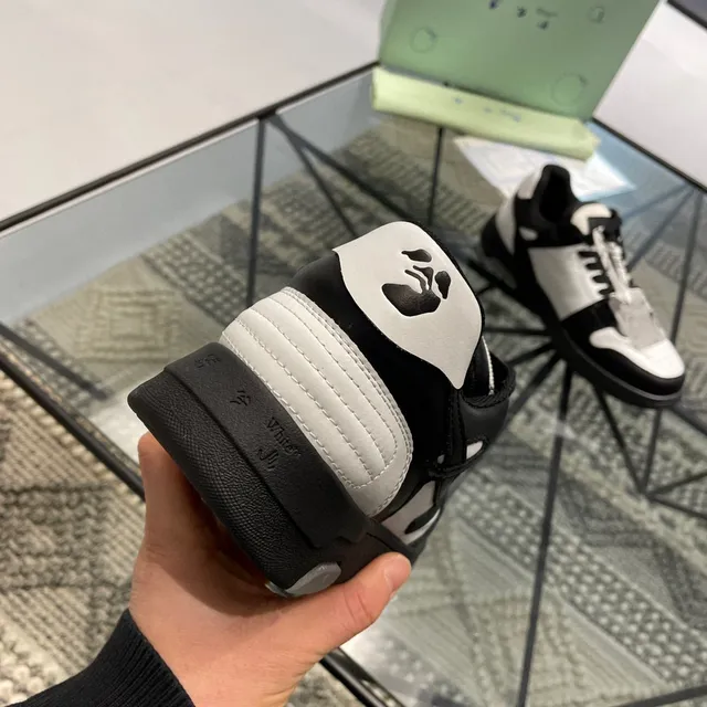 Off-White Chaussures Lifestyle Noires avec Logo de Flèche Diagonal Tige en Cuir Panelé 4