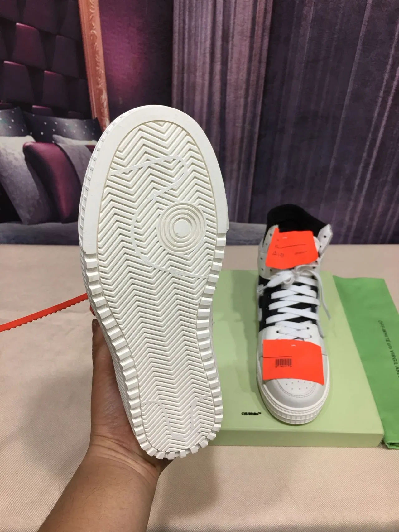 Off-White Tênis Lifestyle Preto de Cano Alto com Detalhes Industriais 2