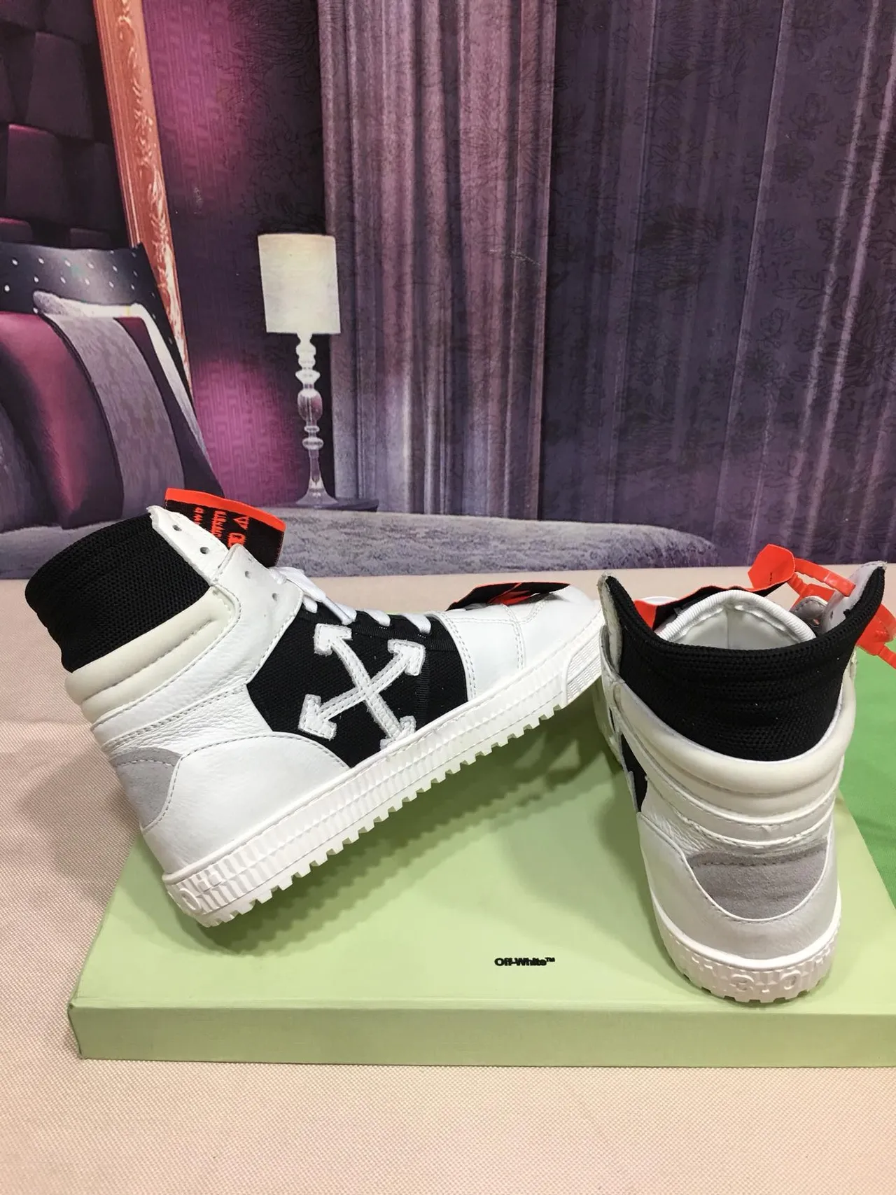 Off-White Tênis Lifestyle Preto de Cano Alto com Detalhes Industriais 3