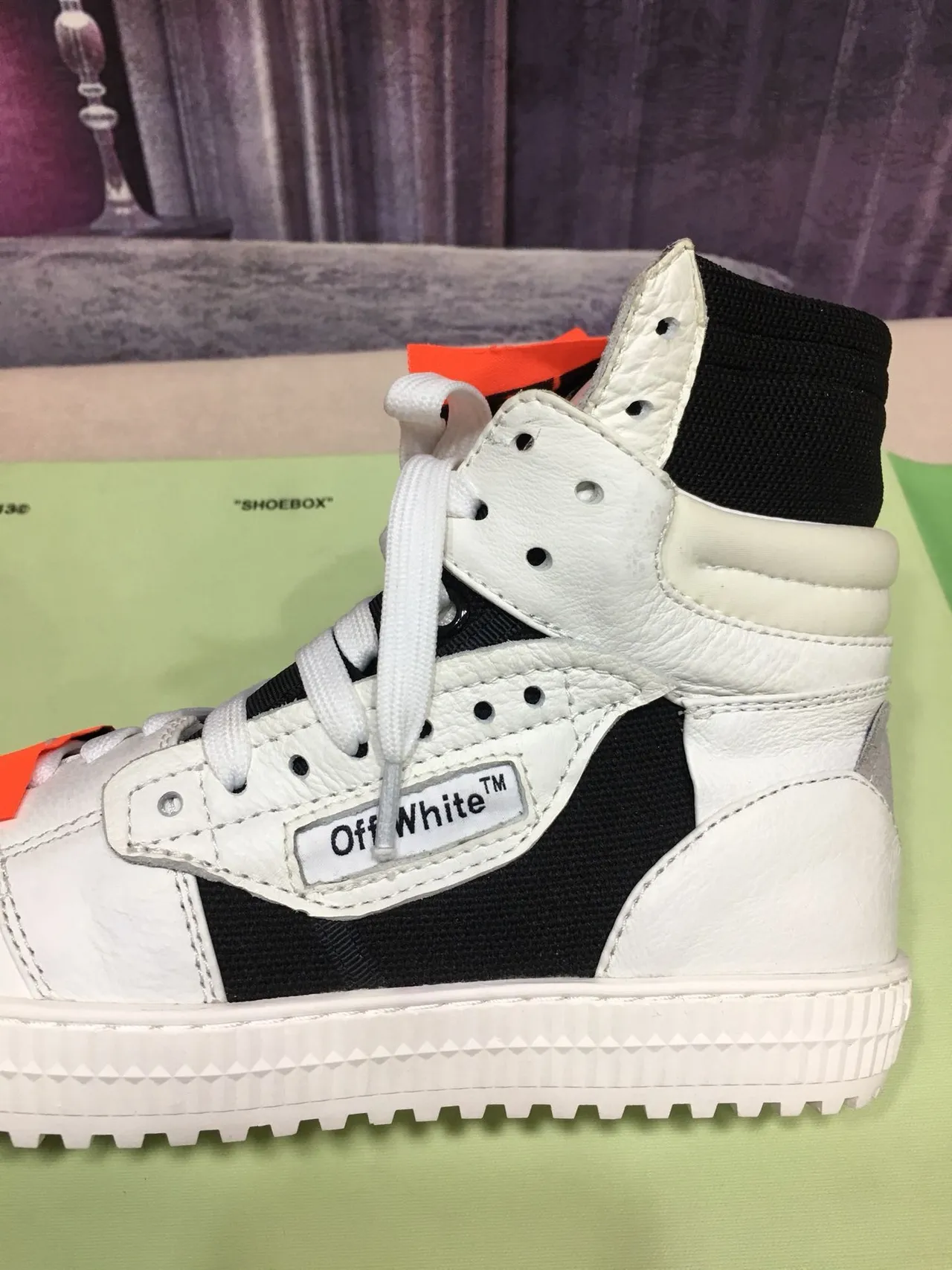 Off-White Tênis Lifestyle Preto de Cano Alto com Detalhes Industriais 4