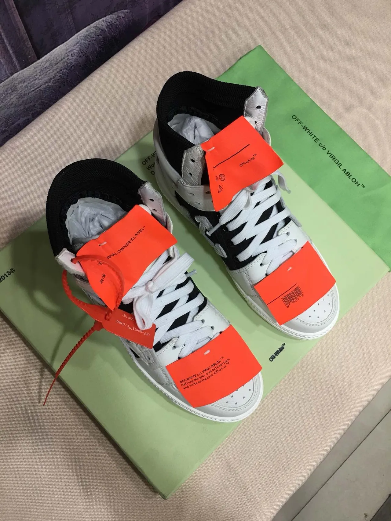 Off-White Tênis Lifestyle Preto de Cano Alto com Detalhes Industriais 6