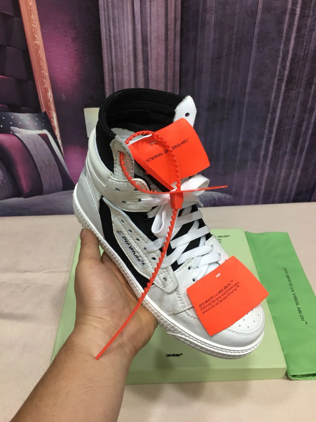 Off-White Tênis Lifestyle Preto de Cano Alto com Detalhes Industriais 8