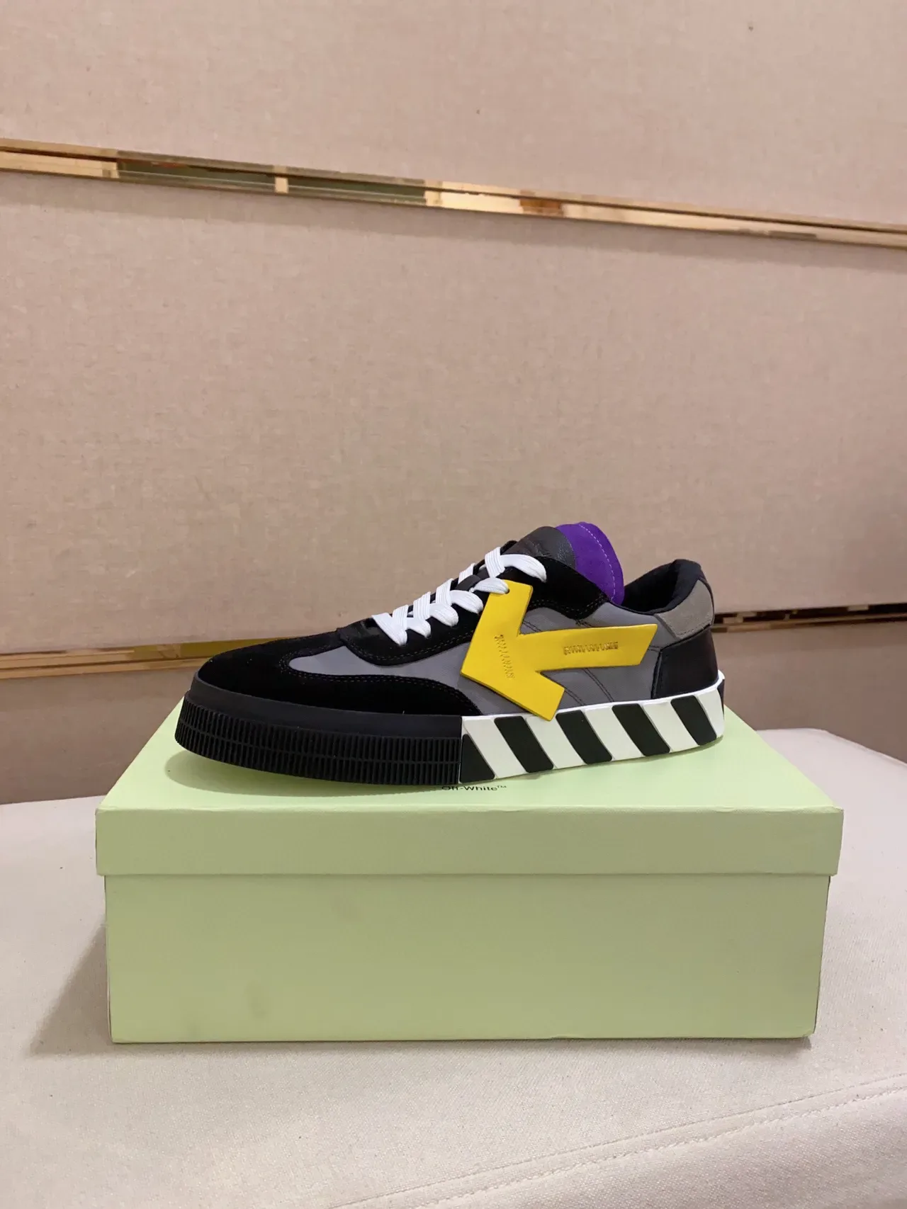 Off-White Chaussures Lifestyle Noires Multicolores Basses avec Rayures Industrielles sur la Semelle Intermédiaire 1