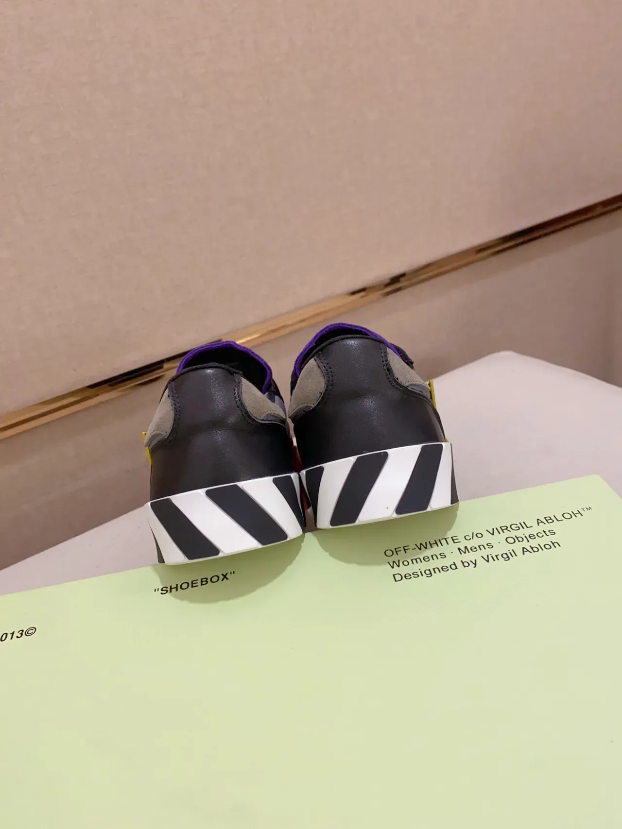 Off-White Chaussures Lifestyle Noires Multicolores Basses avec Rayures Industrielles sur la Semelle Intermédiaire 8