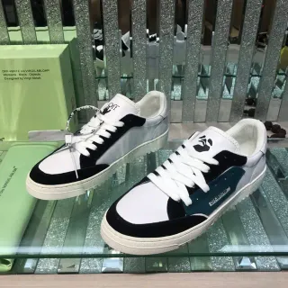 Off-White Sneakers Lifestyle Noir avec Panneaux sur la Partie Supérieure et Zip-Tie Industriel