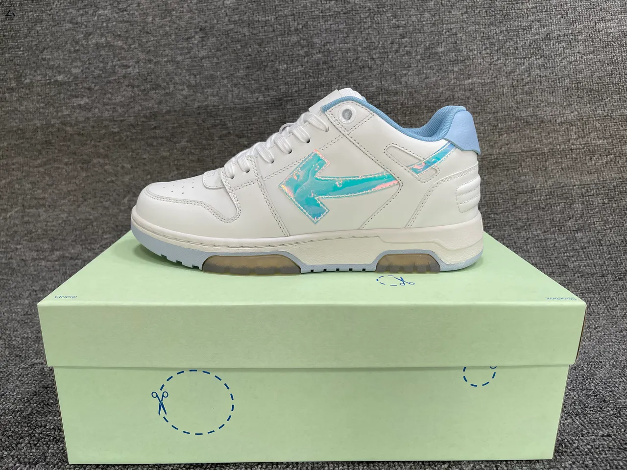 Off-White chaussures lifestyle blanches et bleu clair pour la marche 4
