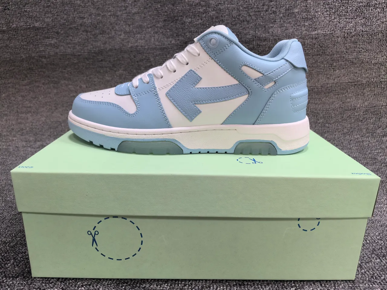 Off-White chaussures lifestyle blanches et bleu clair pour la marche 7