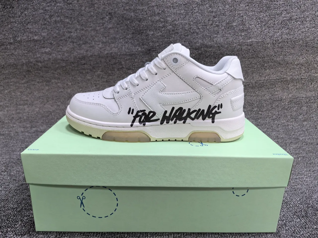 Off-White chaussures lifestyle blanches et bleu clair pour la marche 9