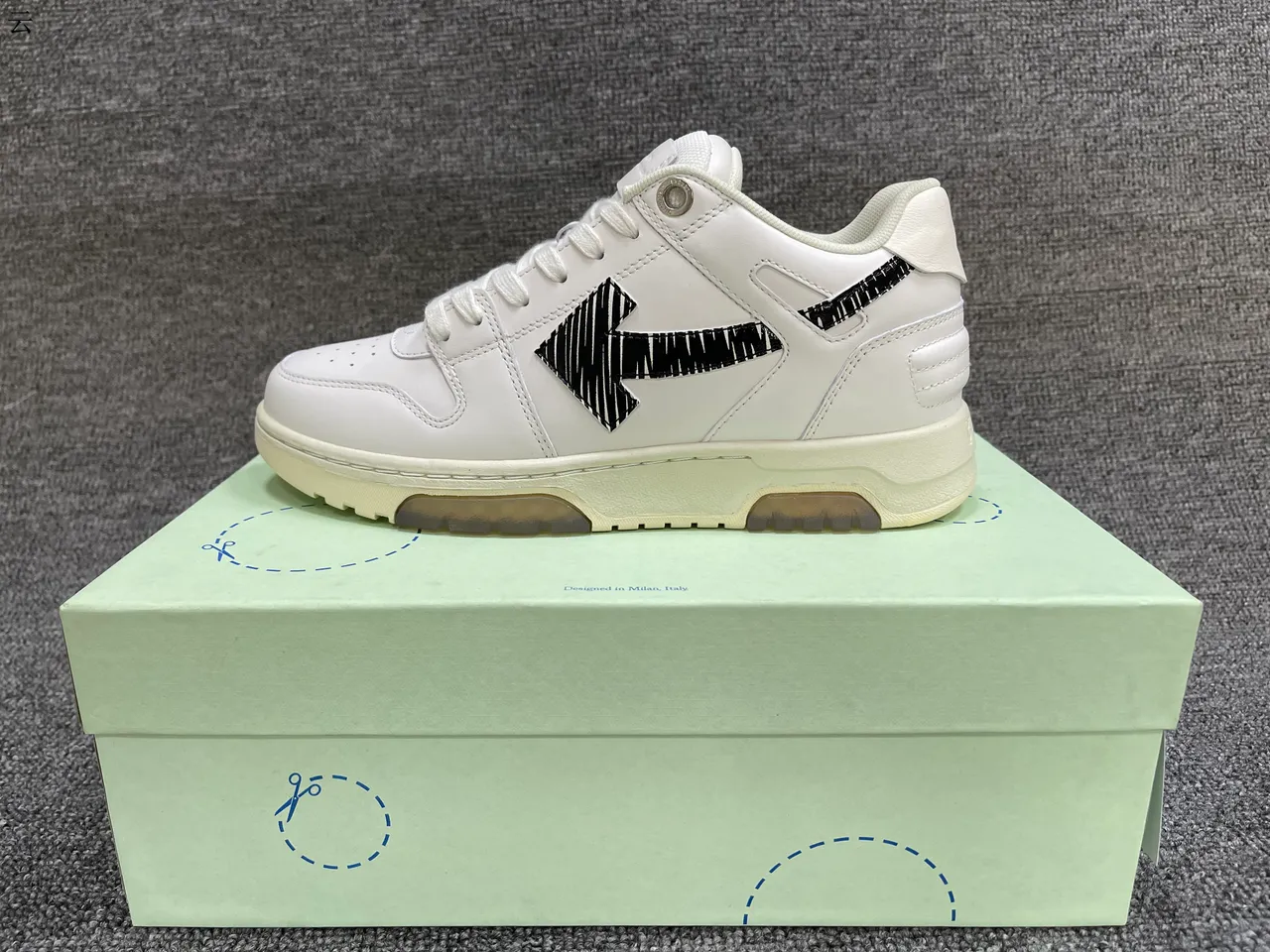 Off-White chaussures lifestyle blanches et bleu clair pour la marche 11