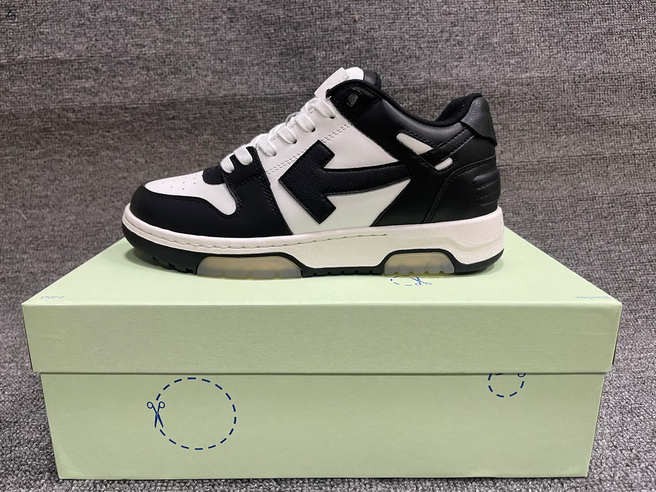 Off-White chaussures lifestyle blanches et bleu clair pour la marche 15