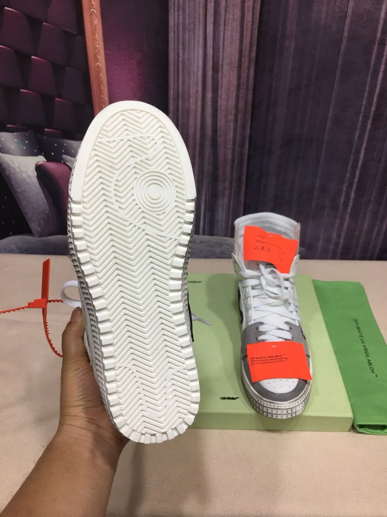 Off-White zapatillas lifestyle gris plataforma alta panel holográfico 2