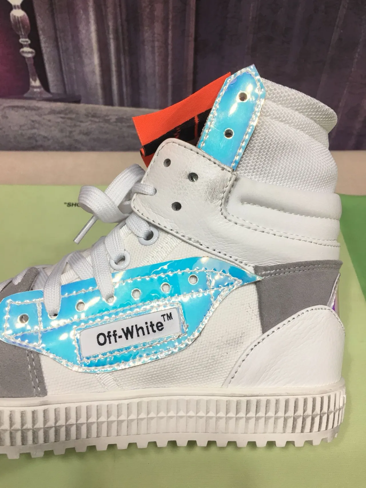 Off-White zapatillas lifestyle gris plataforma alta panel holográfico 4