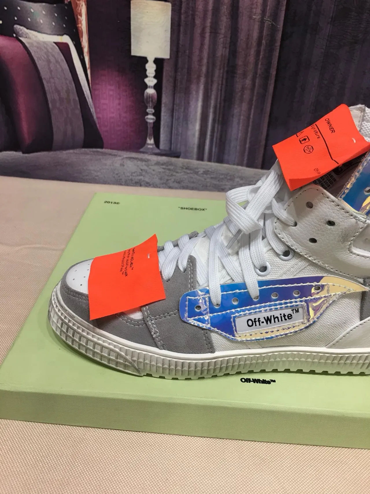 Off-White zapatillas lifestyle gris plataforma alta panel holográfico 5
