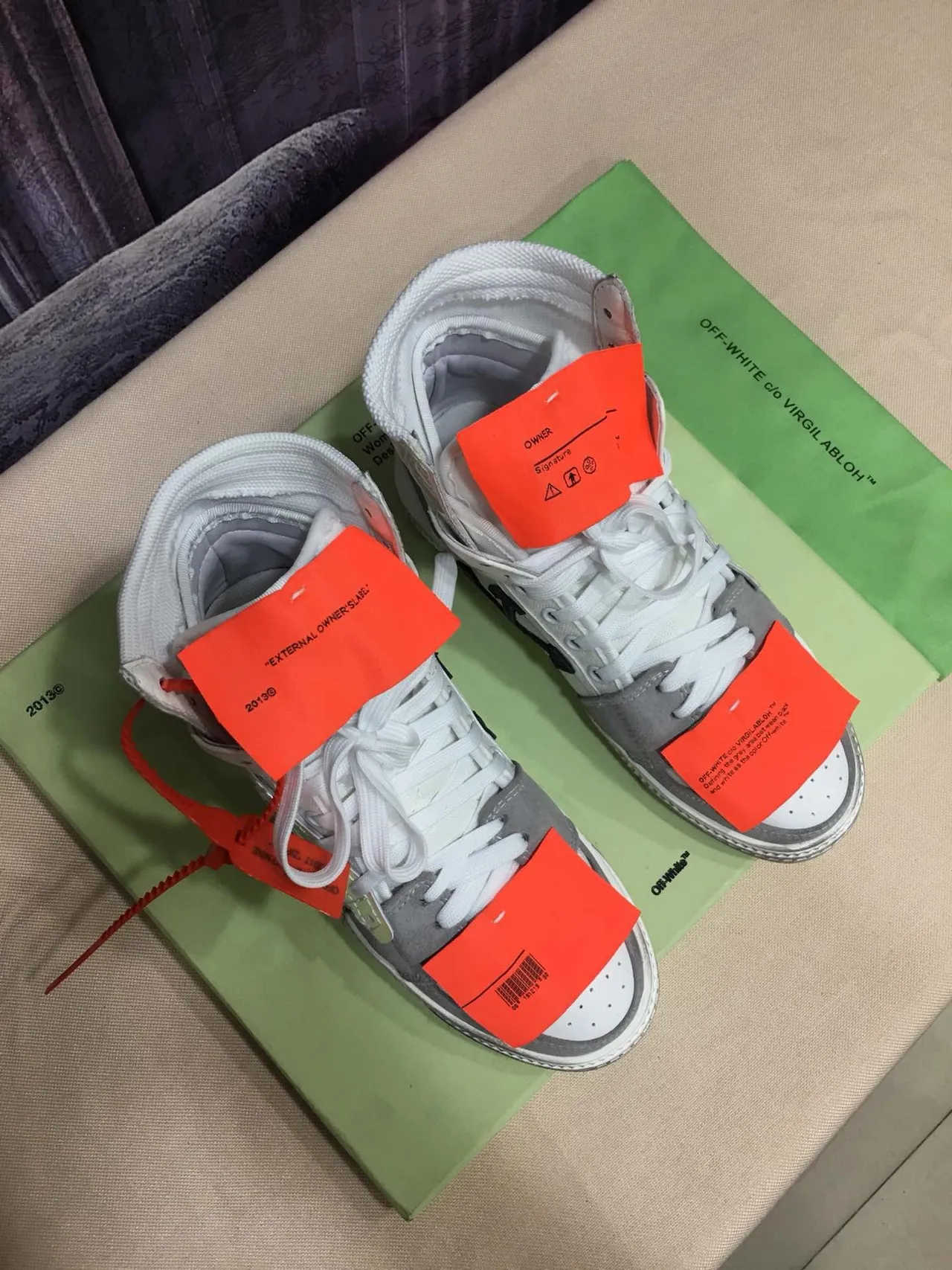 Off-White zapatillas lifestyle gris plataforma alta panel holográfico 6