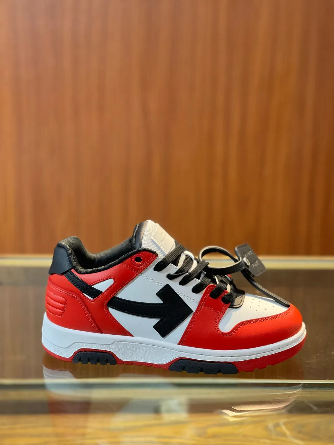 Off-White The Ten Tênis Lifestyle Vermelhos Inspirados na Indústria com Painel Lateral e Logo de Flecha 2