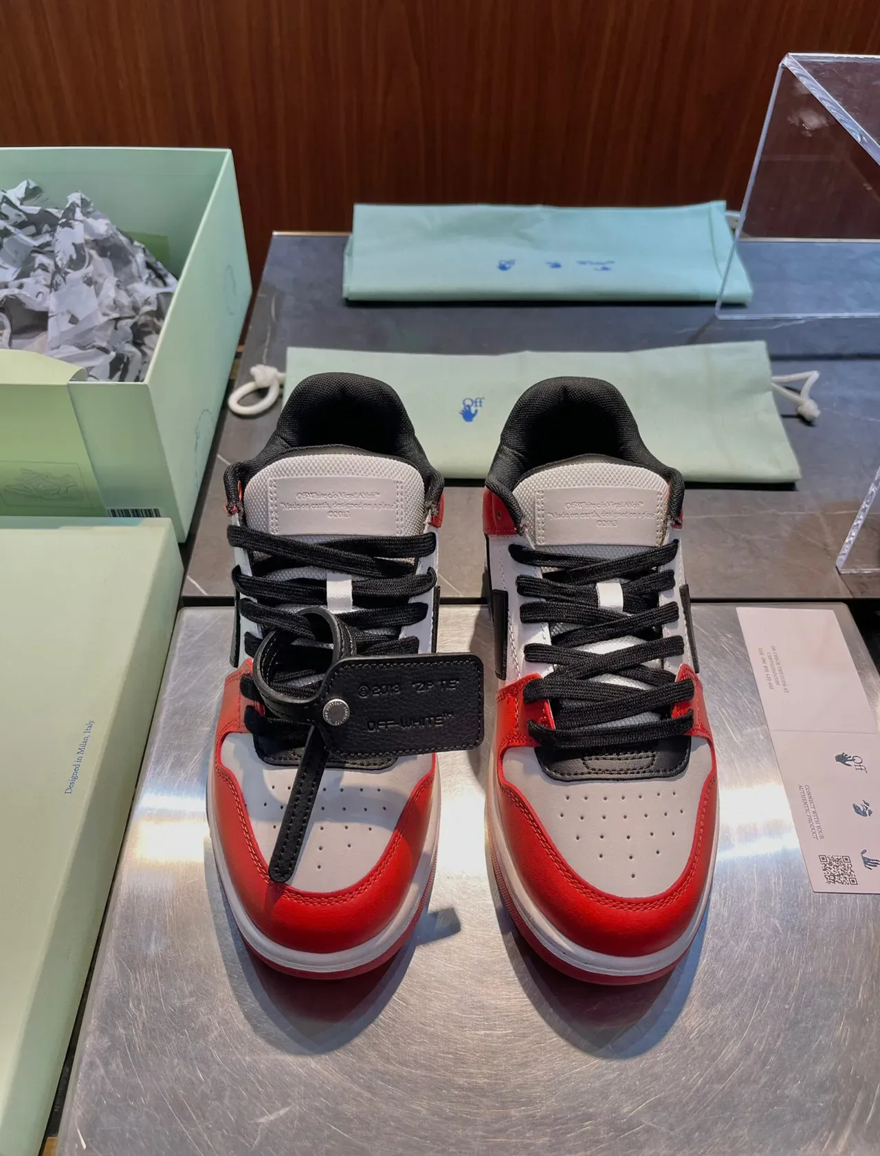 Off-White The Ten Tênis Lifestyle Vermelhos Inspirados na Indústria com Painel Lateral e Logo de Flecha 3