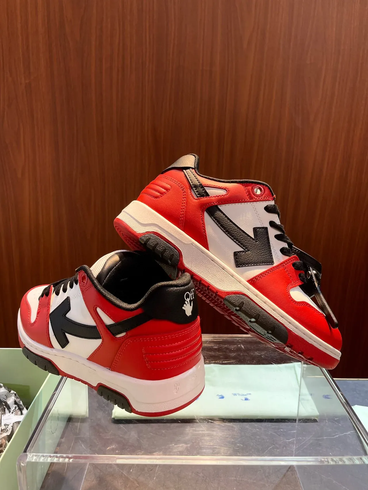 Off-White The Ten Tênis Lifestyle Vermelhos Inspirados na Indústria com Painel Lateral e Logo de Flecha 4