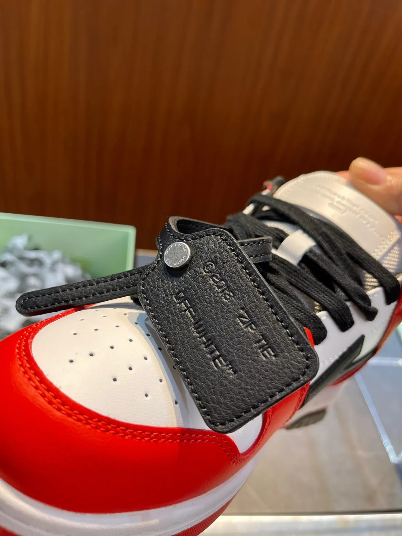 Off-White The Ten Tênis Lifestyle Vermelhos Inspirados na Indústria com Painel Lateral e Logo de Flecha 5