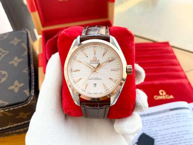 Omega Seamaster Aqua Terra সাদা ডায়াল গোলাপি সোনার বেজেল যান্ত্রিক ঘড়ি 9