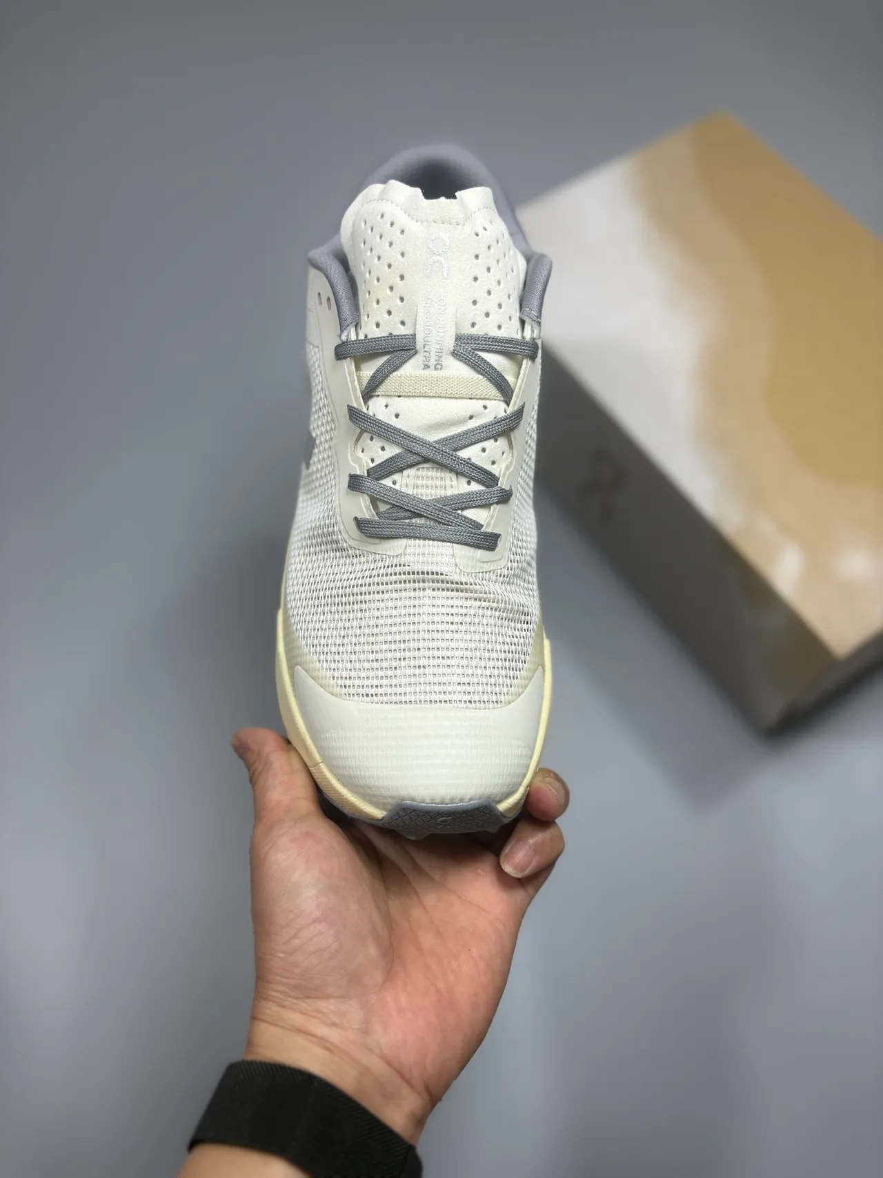 On Beige Gris Maille Ingénierie Supérieure Semelle Intermédiaire Sculptée Helion Chaussures de Running 2