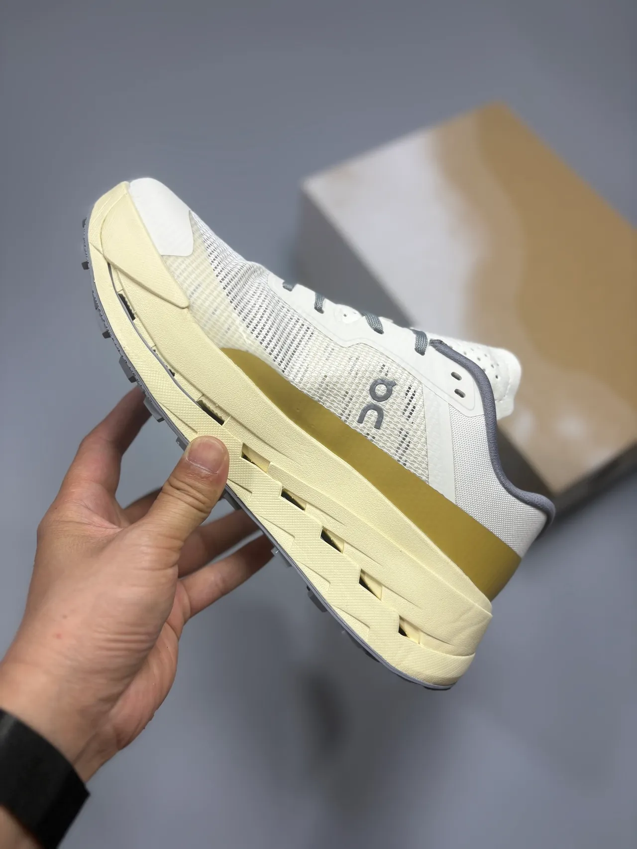 On Beige Gris Maille Ingénierie Supérieure Semelle Intermédiaire Sculptée Helion Chaussures de Running 3