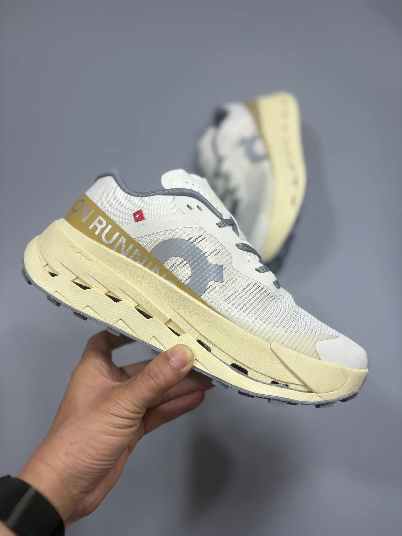 On Beige Gris Maille Ingénierie Supérieure Semelle Intermédiaire Sculptée Helion Chaussures de Running 4