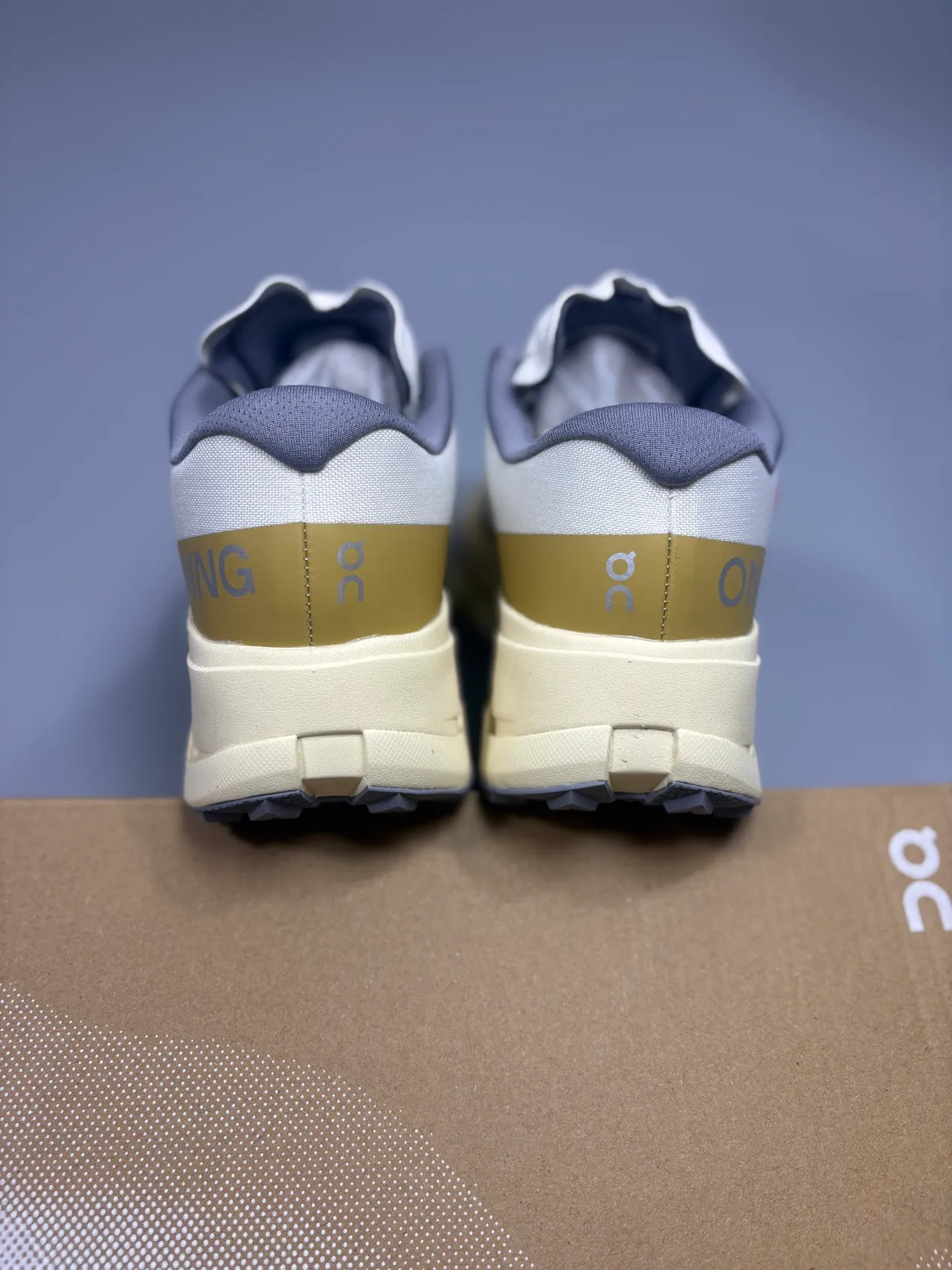 On Beige Gris Maille Ingénierie Supérieure Semelle Intermédiaire Sculptée Helion Chaussures de Running 5