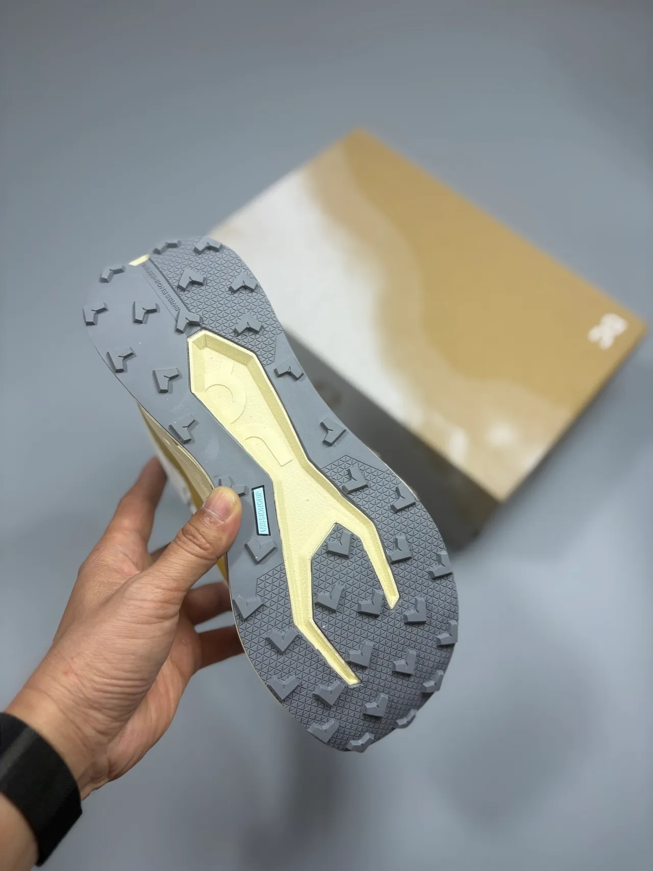 On Beige Gris Maille Ingénierie Supérieure Semelle Intermédiaire Sculptée Helion Chaussures de Running 6