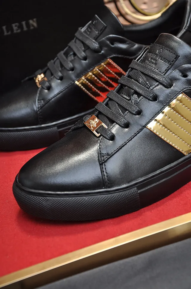 Philipp Plein Tênis de couro preto e dourado com listras de estilo de vida 3
