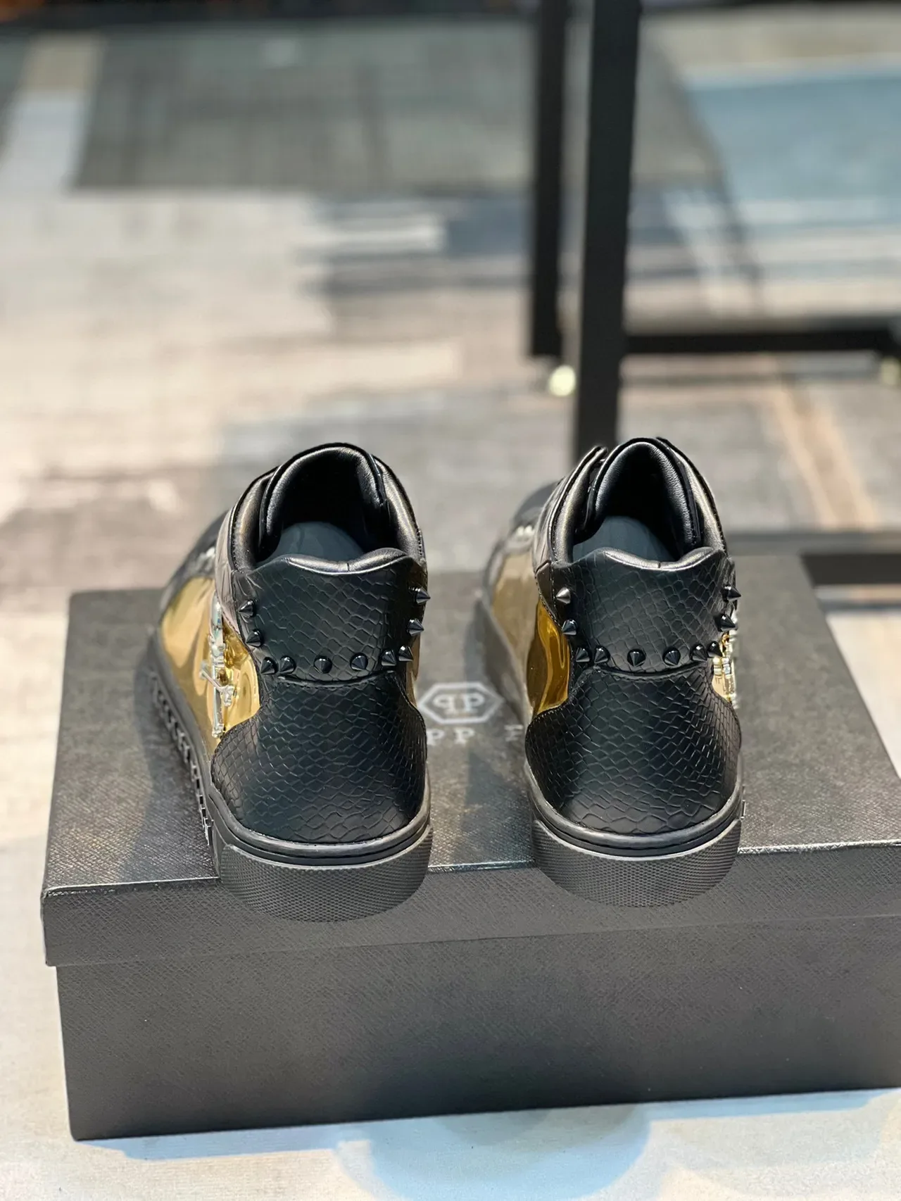 Philipp Plein حذاء أسود ذهبي عالي الارتفاع جلد تمساح مطبوع أسلوب حياة 3