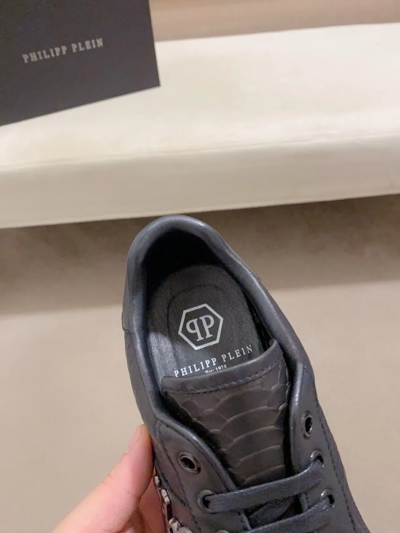 Philipp Plein Tênis Lifestyle com Emblema de Caveira Embossado com Cobra em Preto 6