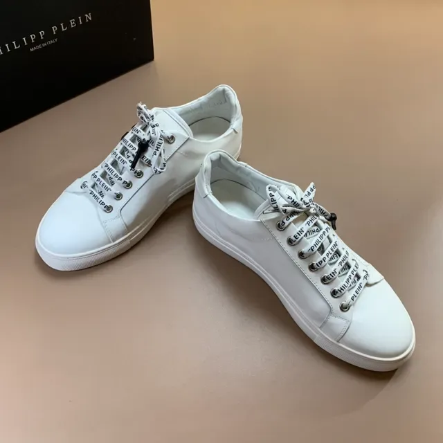 Philipp Plein Tênis lifestyle brancas e pretas de couro suave superior com cordões trançados branded 2