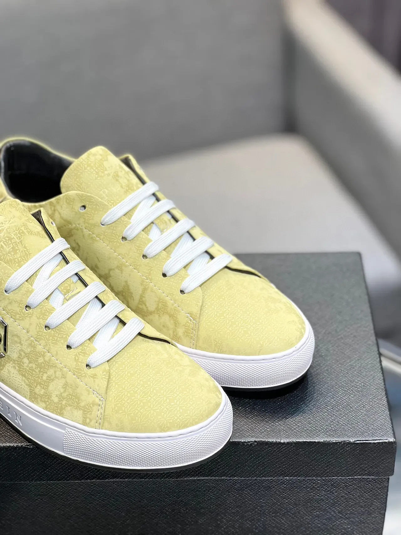 Philipp Plein Sneakers lifestyle Jaune Blanc Tige Texturée effet Daim Semelle Plate Caoutchouc 9