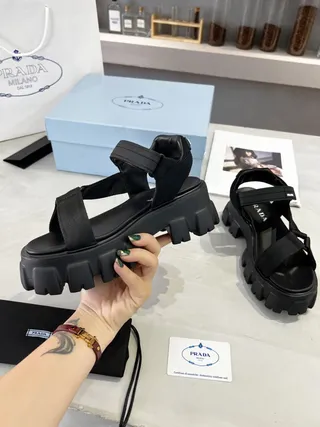 Prada Cloudbust صنادل جلادياتور أسود كيونكي منصة 2