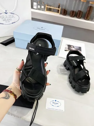 Prada Cloudbust صنادل جلادياتور أسود كيونكي منصة 5