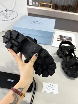 Prada Cloudbust صنادل جلادياتور أسود كيونكي منصة 6