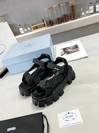 Prada Cloudbust صنادل جلادياتور أسود كيونكي منصة 7