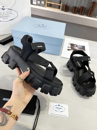 Prada Cloudbust صنادل جلادياتور أسود كيونكي منصة 8