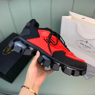 Prada Cloudbust أحذية رياضية سوداء بكعب أحمر شبكي وتراكب صناعي كثيف
