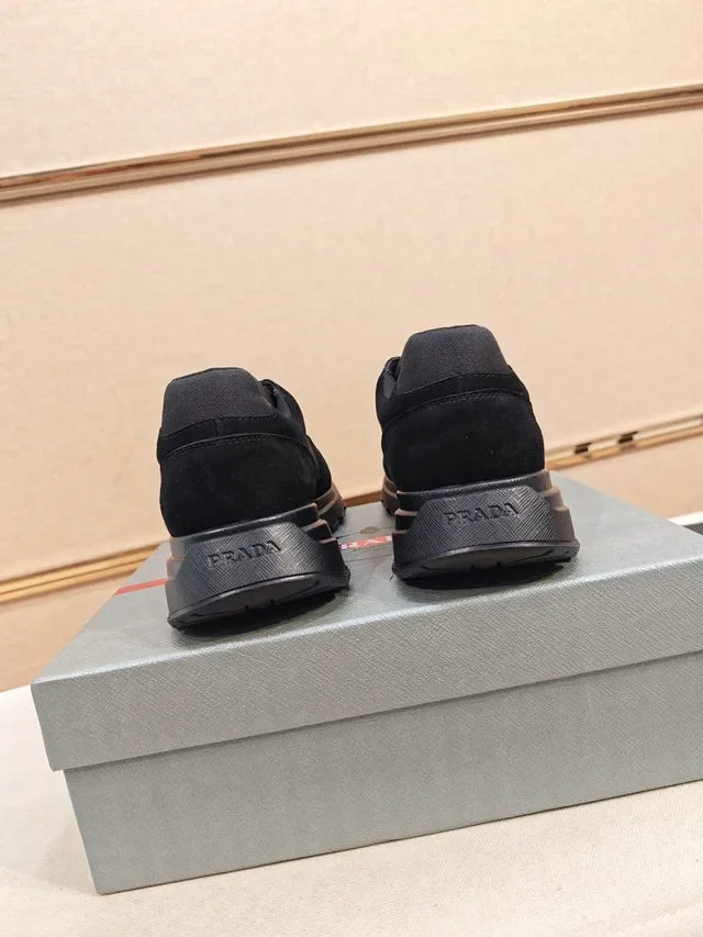 Prada Cloudbust काले स्वेड और टेक्सटाइल चंकी स्नीकर्स 4