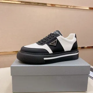 Prada Cloudbust Sneakers Lifestyle en Cuir Noir et Blanc Soles de Plateforme Deux Tons