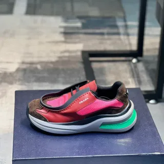 Prada Cloudbust أحمر وردي بدون أحزمة slip-on متعدد الطبقات متعدد المواد العلوي حذاء رياضي سميك