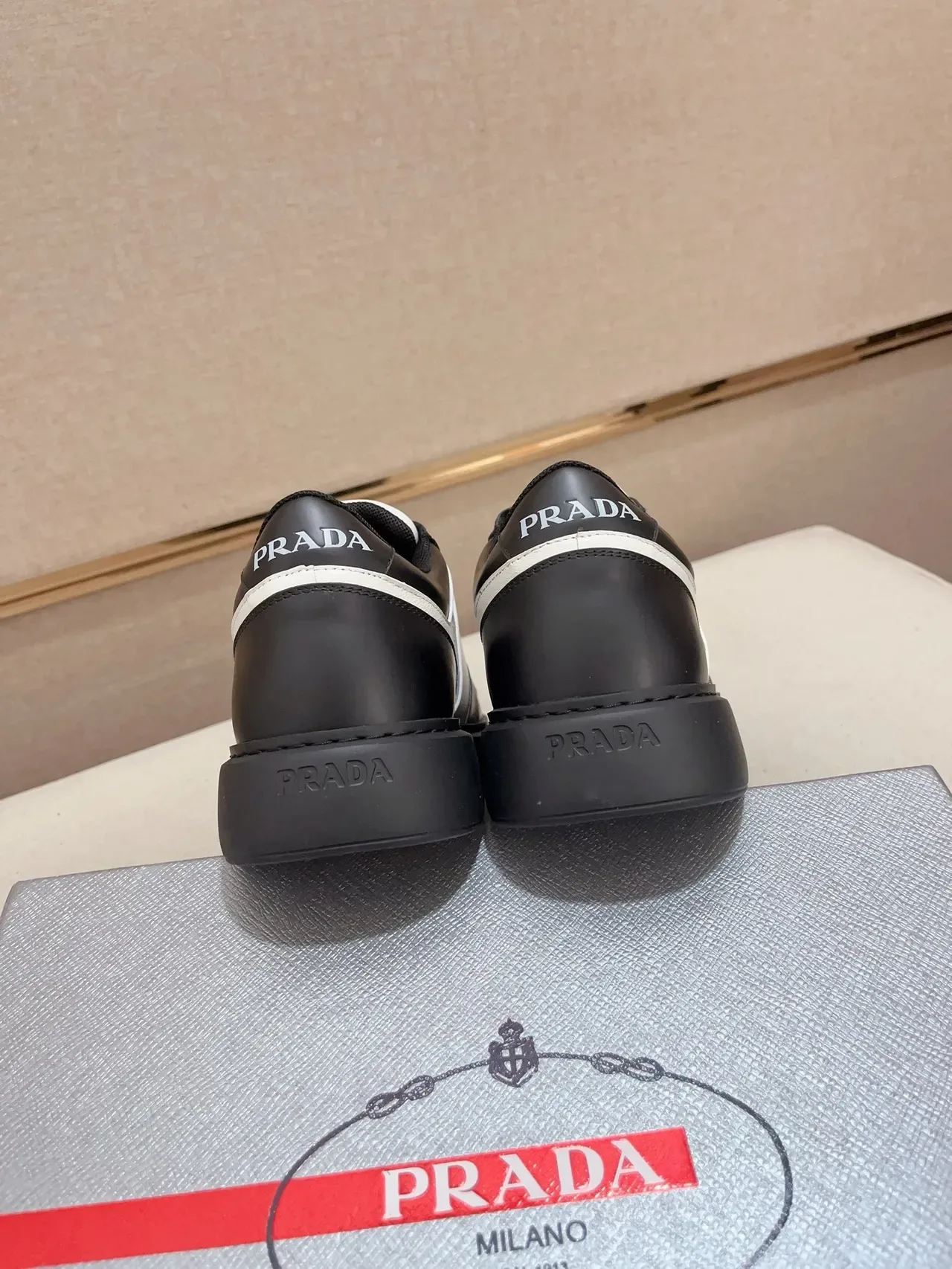 Prada Cloudbust Sneakers Lifestyle Noir et Blanc Deux Tons 4
