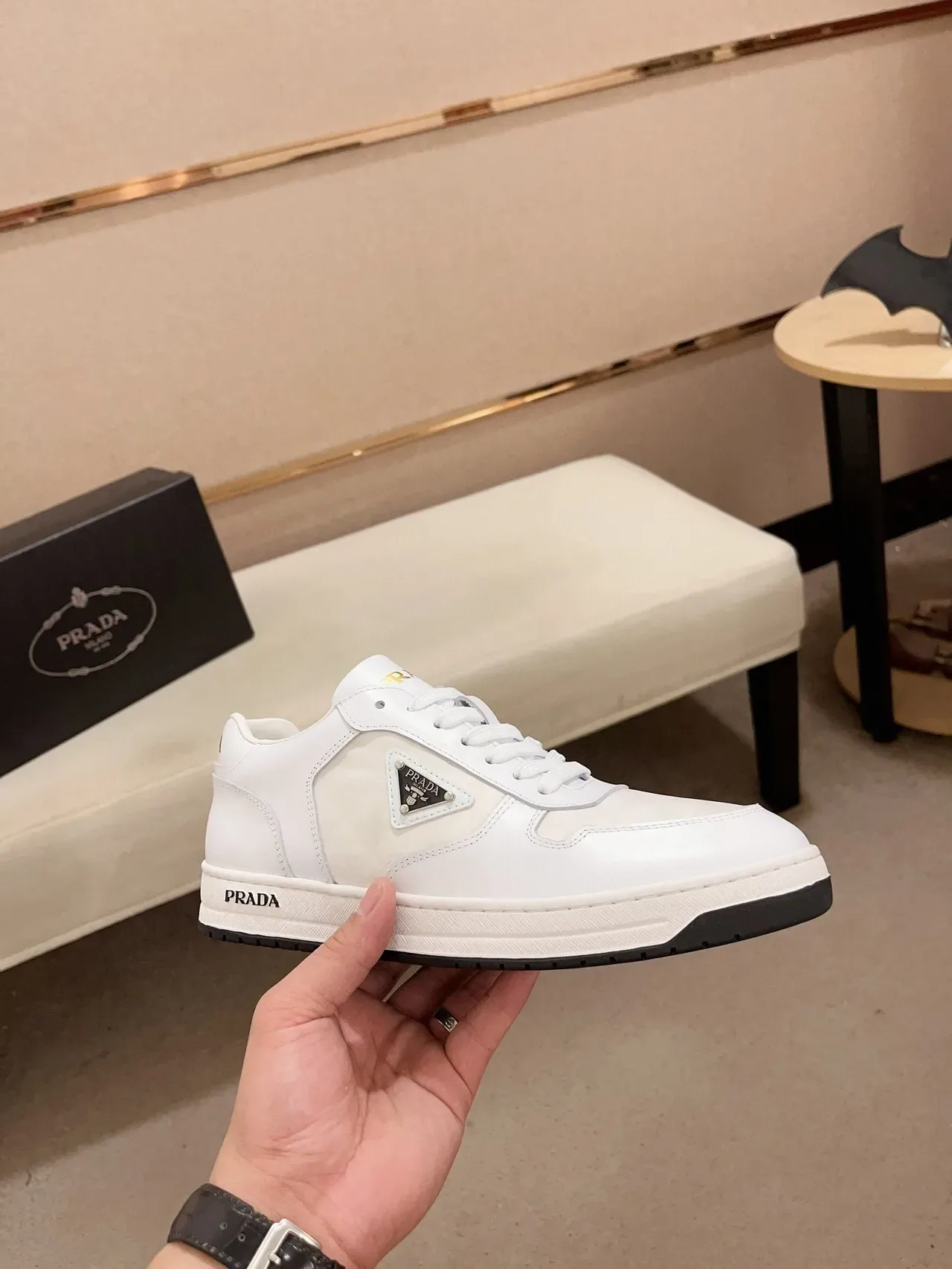 Prada Cloudbust Sneakers Lifestyle Cuir Blanc Noir Patch Logo Triangulaire 4