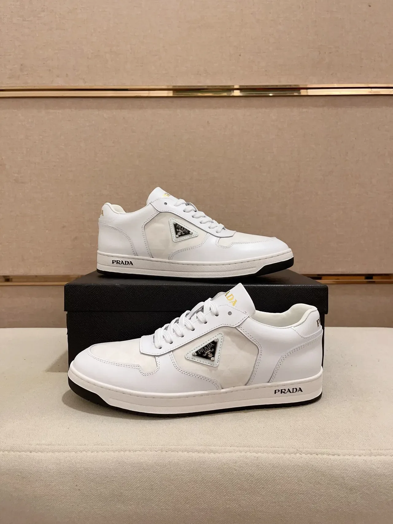 Prada Cloudbust Sneakers Lifestyle Cuir Blanc Noir Patch Logo Triangulaire 7