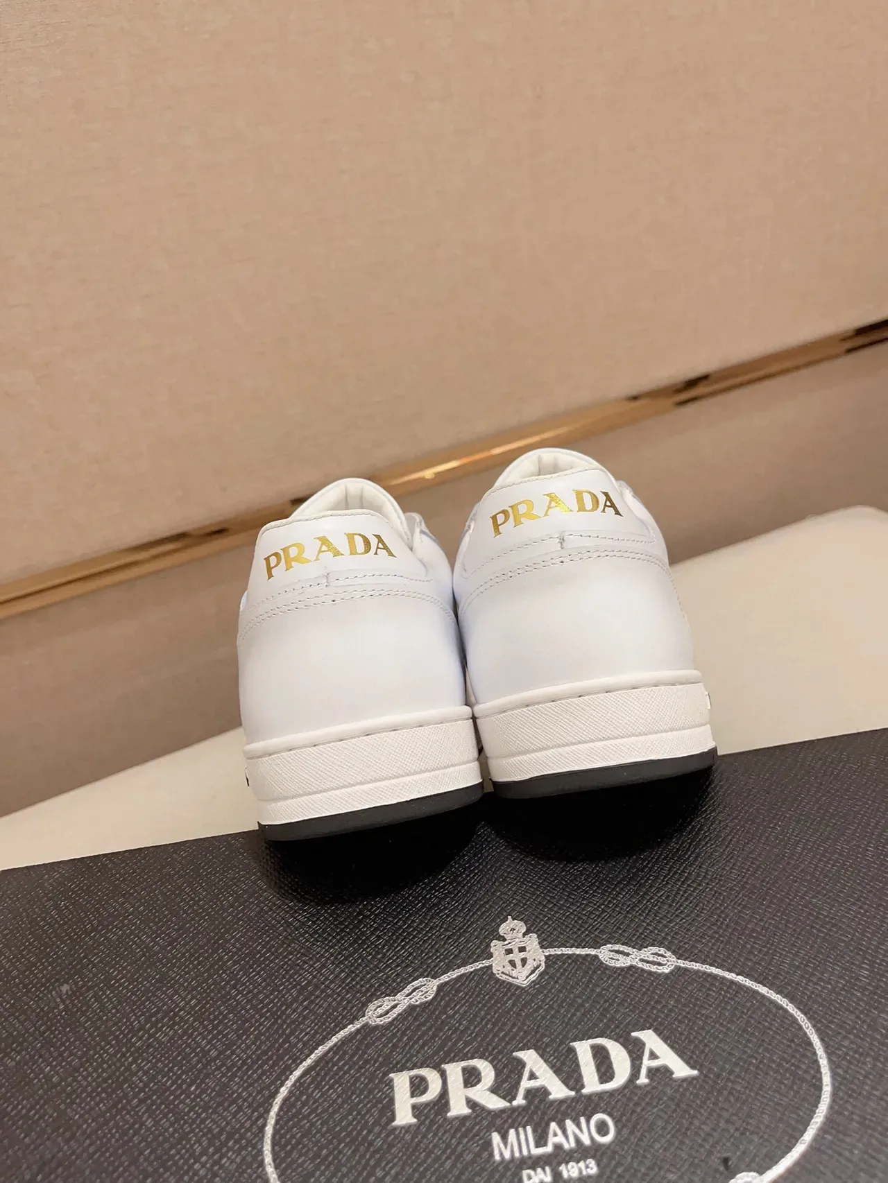 Prada Cloudbust Sneakers Lifestyle Cuir Blanc Noir Patch Logo Triangulaire 8